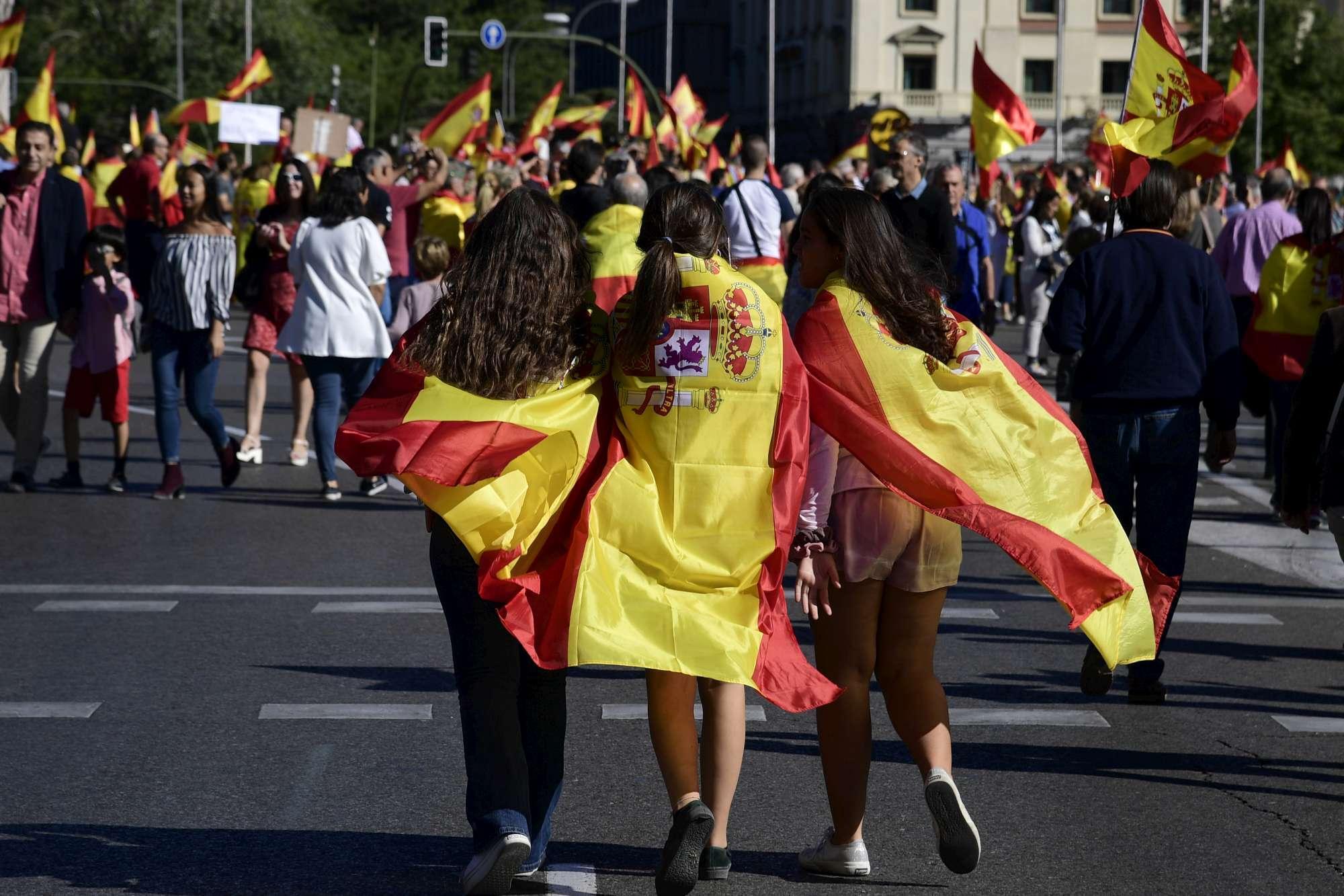 Відділення Каталонії: у Мадриді тисячі людей вийшли захищати цілісність Іспанії