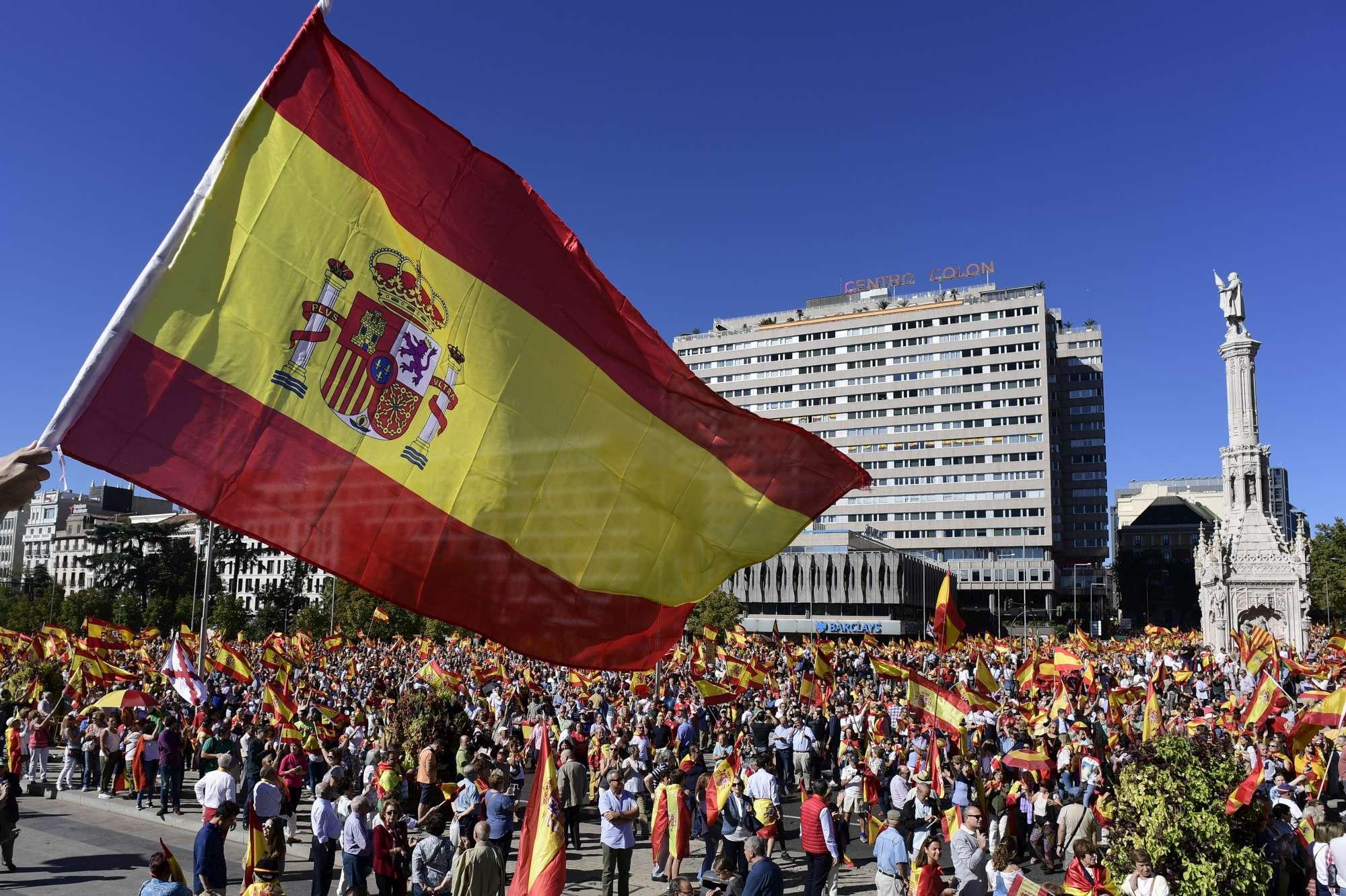 Відділення Каталонії: у Мадриді тисячі людей вийшли захищати цілісність Іспанії