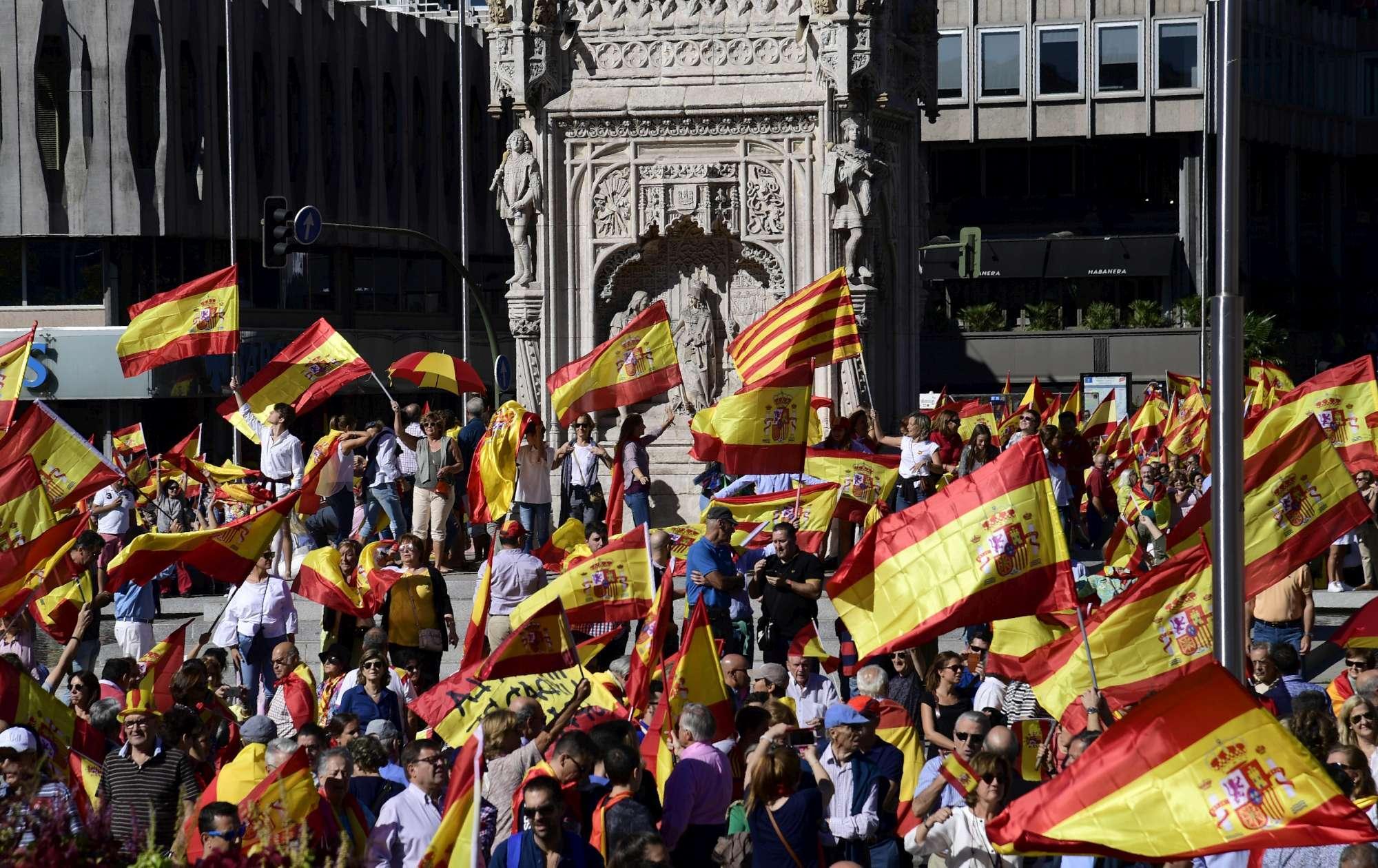 Отделение Каталонии: в Мадриде тысячи человек вышли защищать целостность Испании