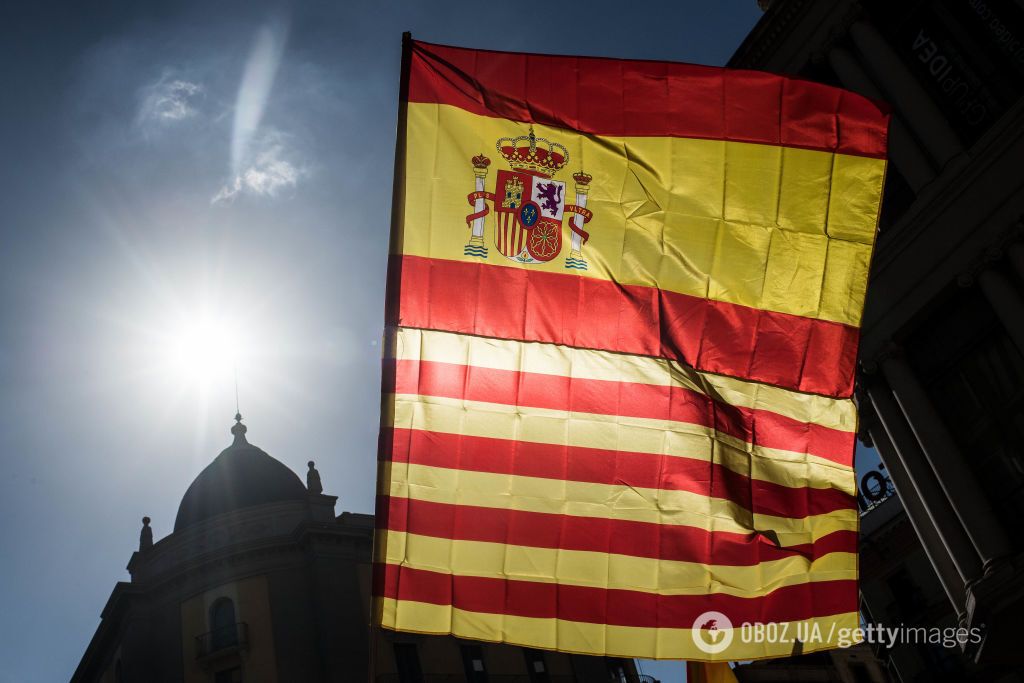 Тысячи каталонцев вышли на митинг за единую Испанию: яркий фоторепортаж