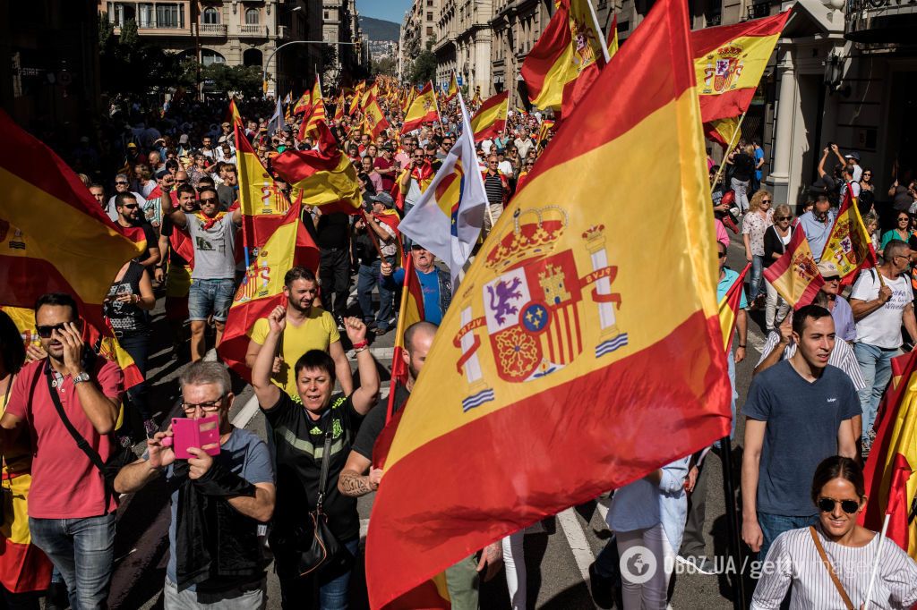 Тисячі каталонців вийшли на мітинг за єдину Іспанію: яскравий фоторепортаж