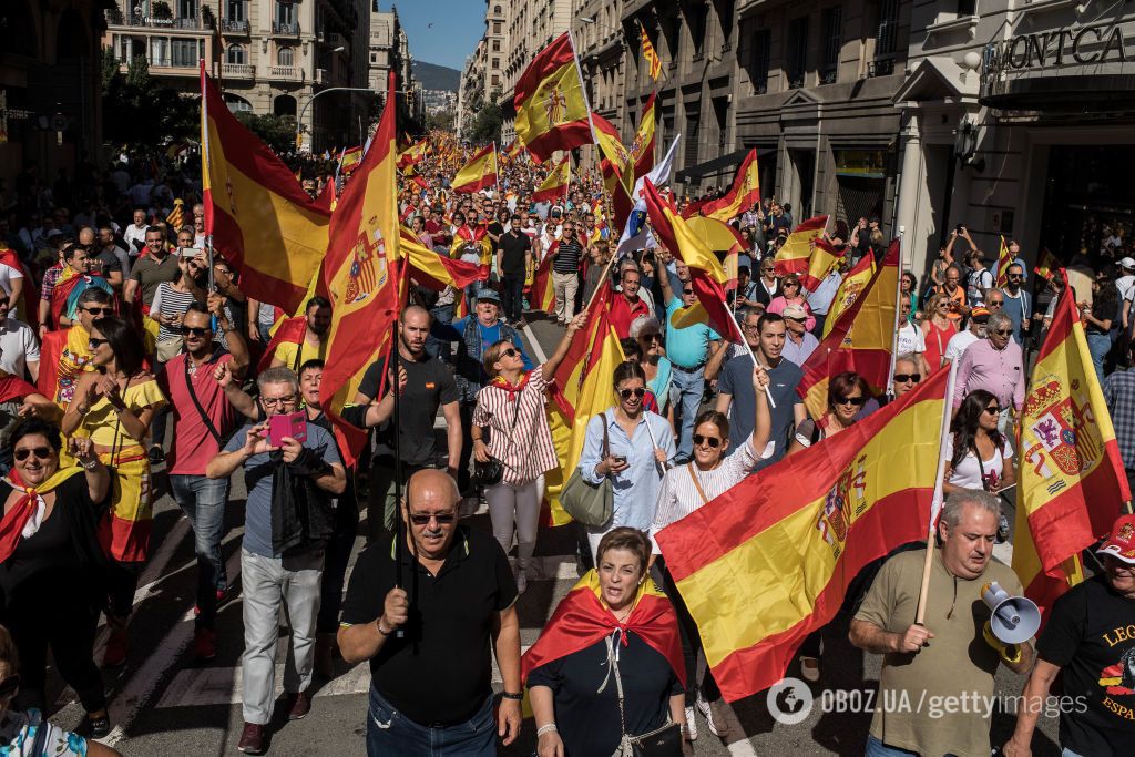 Тысячи каталонцев вышли на митинг за единую Испанию: яркий фоторепортаж