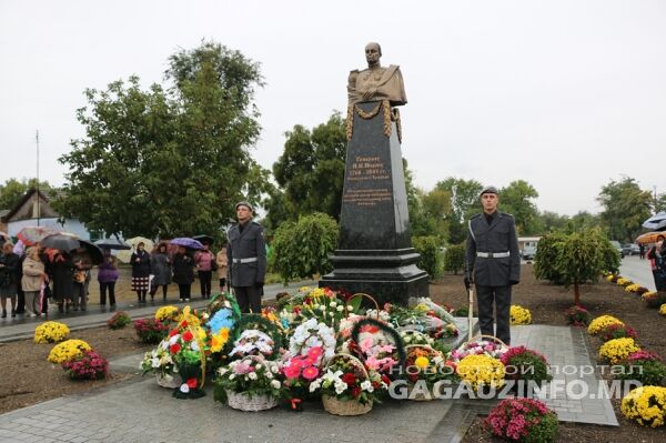 Вместо Ленина: под Одессой открыли противоречивый памятник