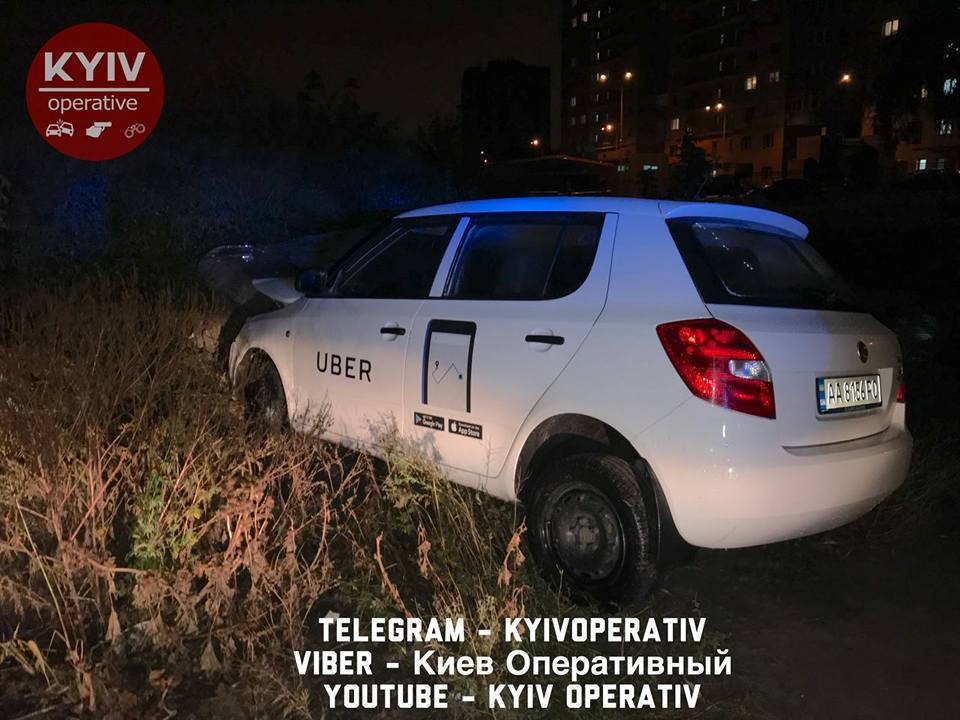 Врезался в бетонный блок: в Киеве произошло ДТП с такси