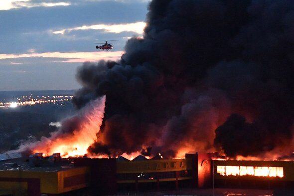 Черный дым и вертолеты: в Москве произошел масштабный пожар 