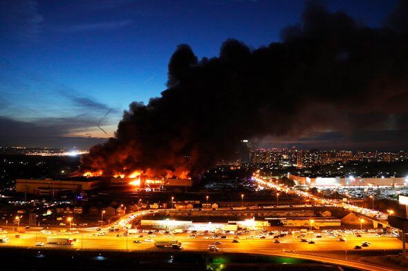 Чорний дим і вертольоти: в Москві сталася масштабна пожежа