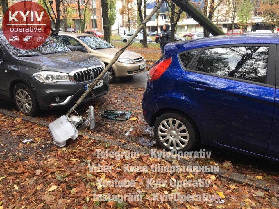 Несколько авто уже утонули: в сети показали последствия масштабного ливня в Киеве