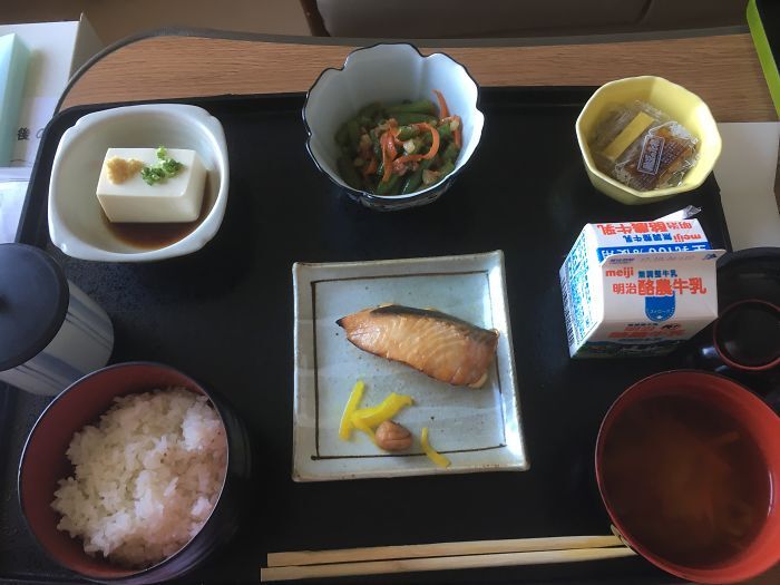 Семь блюд за раз: иностранка показала, как кормят в роддомах Токио