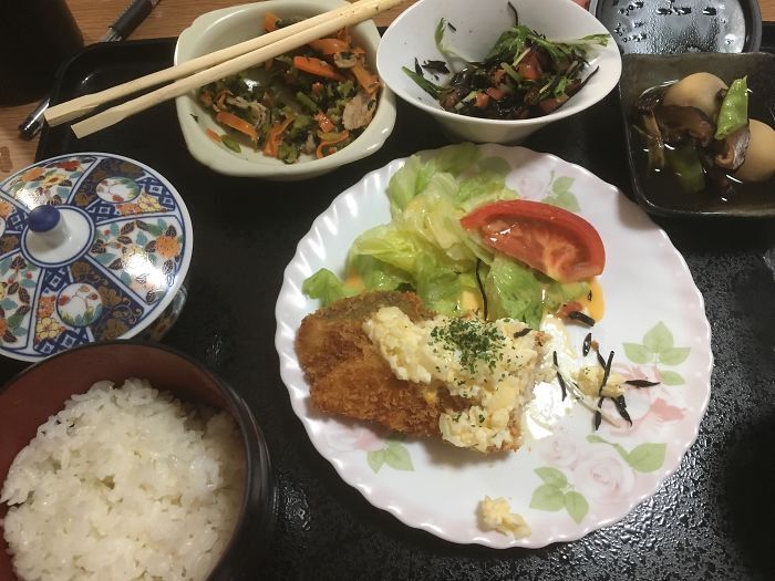 Семь блюд за раз: иностранка показала, как кормят в роддомах Токио