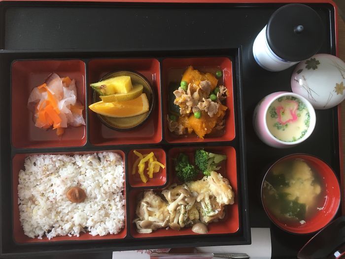 Сім страв за раз: іноземка показала, як годують у пологових будинках Токіо