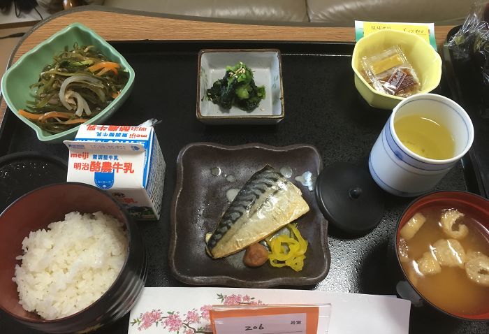 Сім страв за раз: іноземка показала, як годують у пологових будинках Токіо