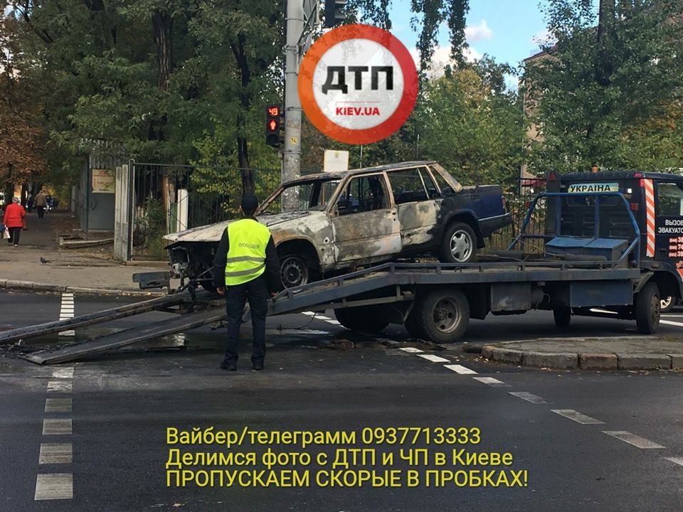 У Києві посеред вулиці вибухнуло авто: з'явилися дані про долю водія