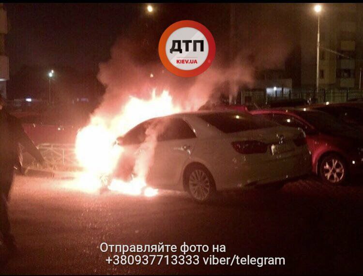 У Києві горіло авто з номерами МВС