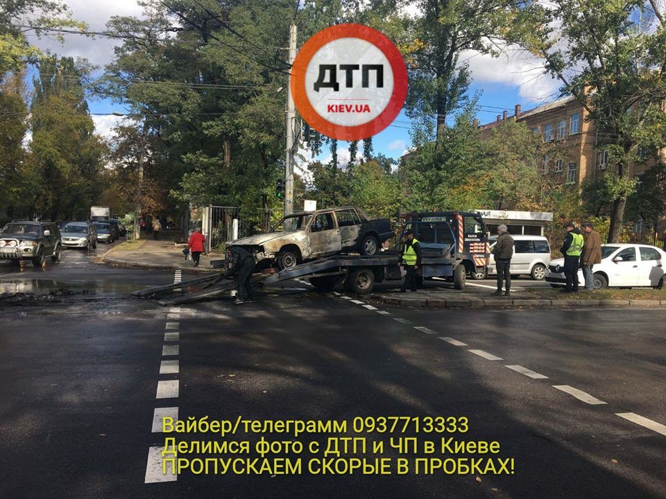 У Києві посеред вулиці вибухнуло авто: з'явилися дані про долю водія