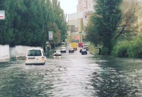 Кілька авто вже потонули: у мережі показали наслідки масштабної зливи у Києві