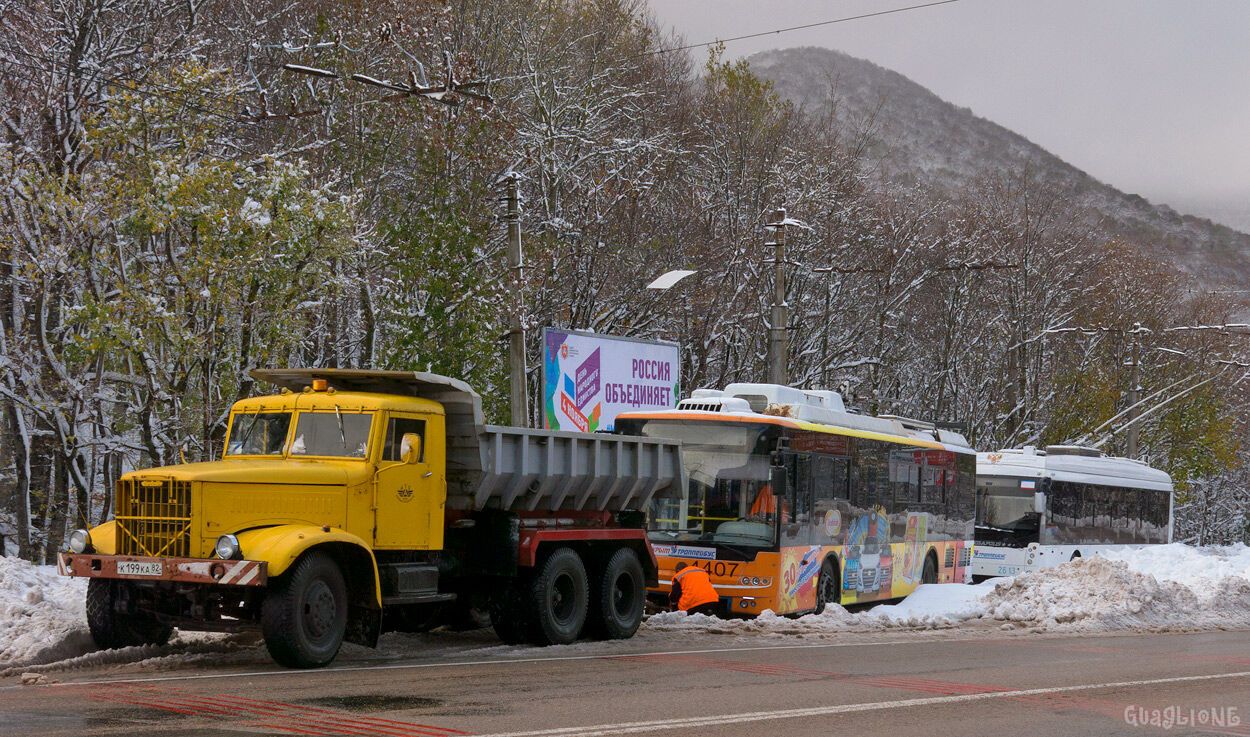 Люди застрягли на трасі: частину Криму завалило снігом. Фоторепортаж