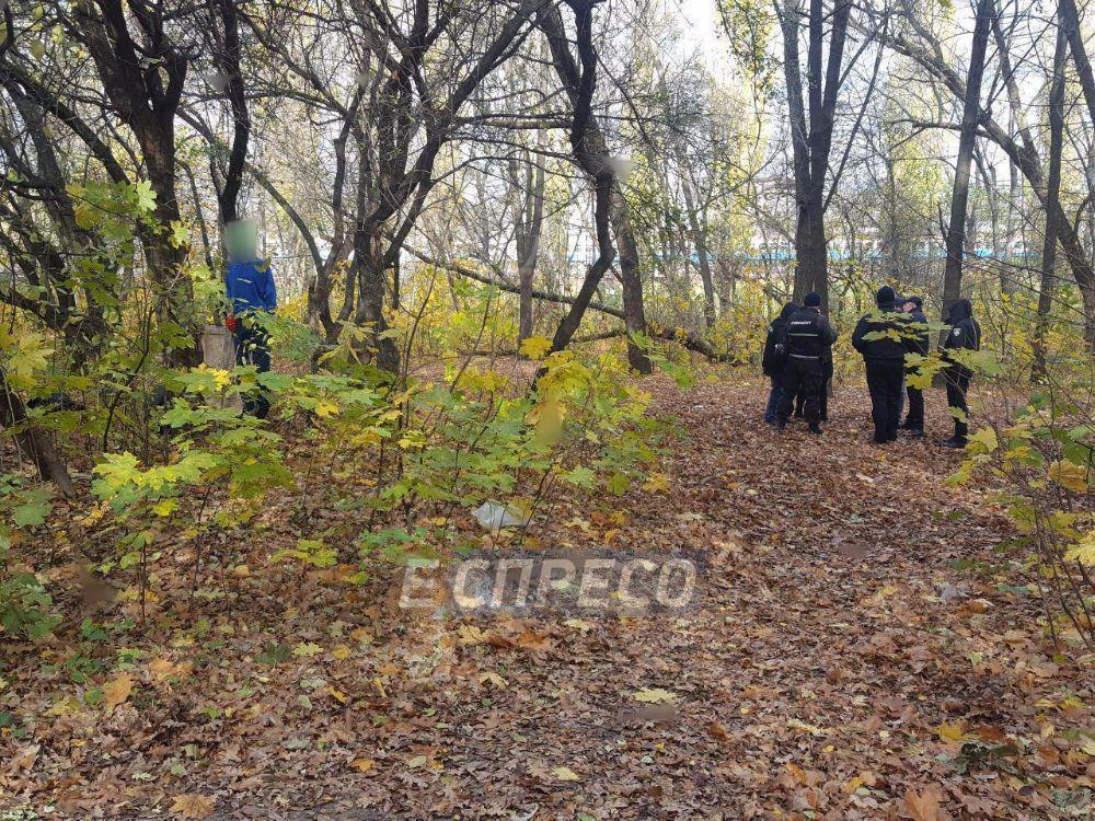 У Києві в парку повісилась людина: опубліковані фото з місця трагедії