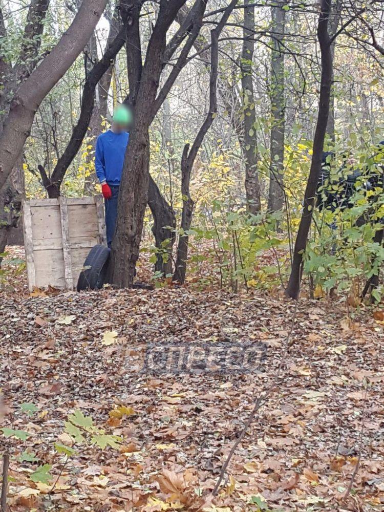 У Києві в парку повісилась людина: опубліковані фото з місця трагедії