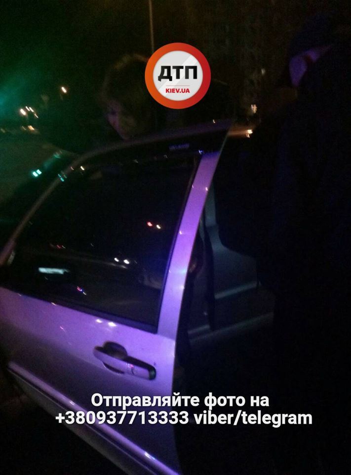 По тротуару і без документів: у Києві спіймали п'яну дівчину-водія