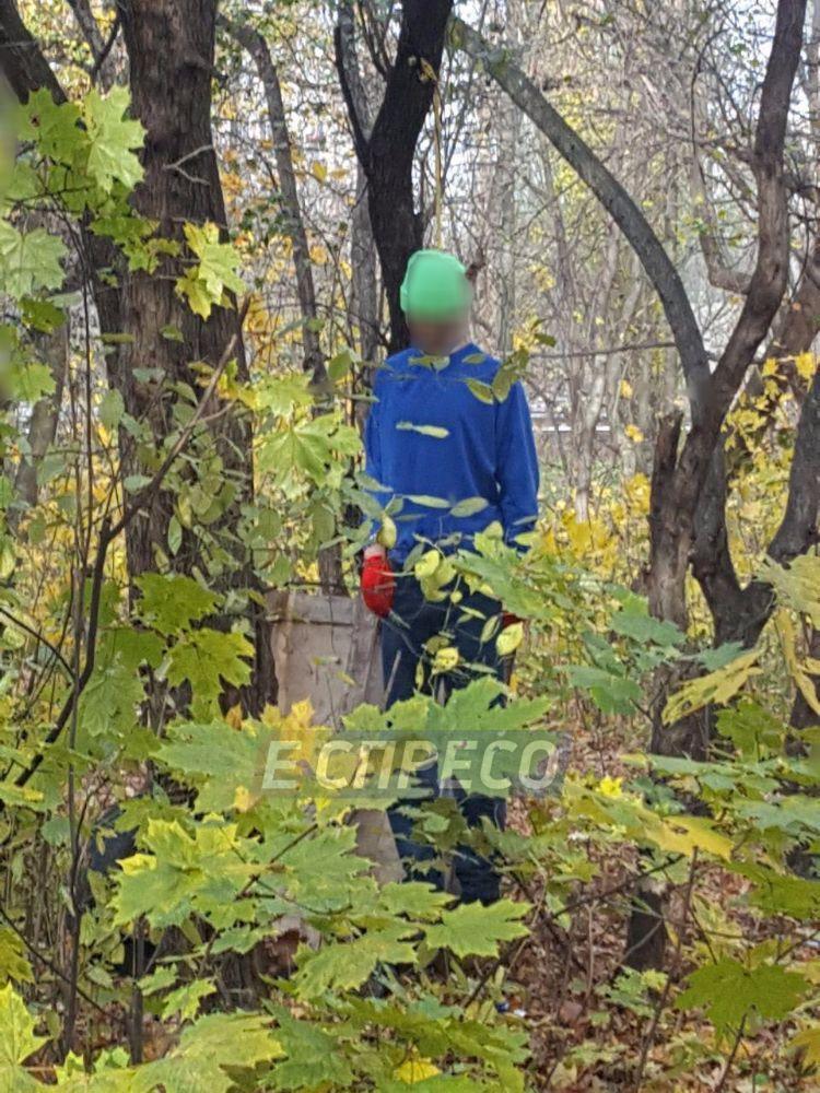 У Києві в парку повісилась людина: опубліковані фото з місця трагедії