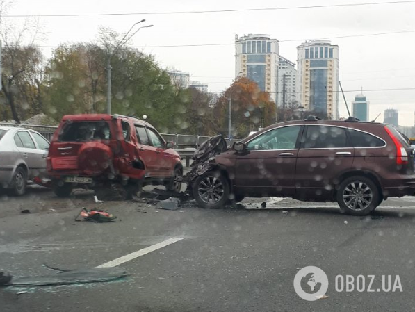 В Киеве крупная авария парализовала движение по проспекту: фоторепортаж