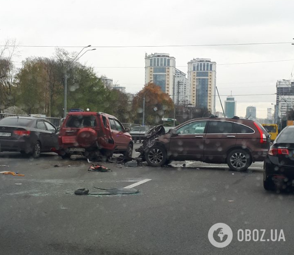 В Киеве крупная авария парализовала движение по проспекту: фоторепортаж