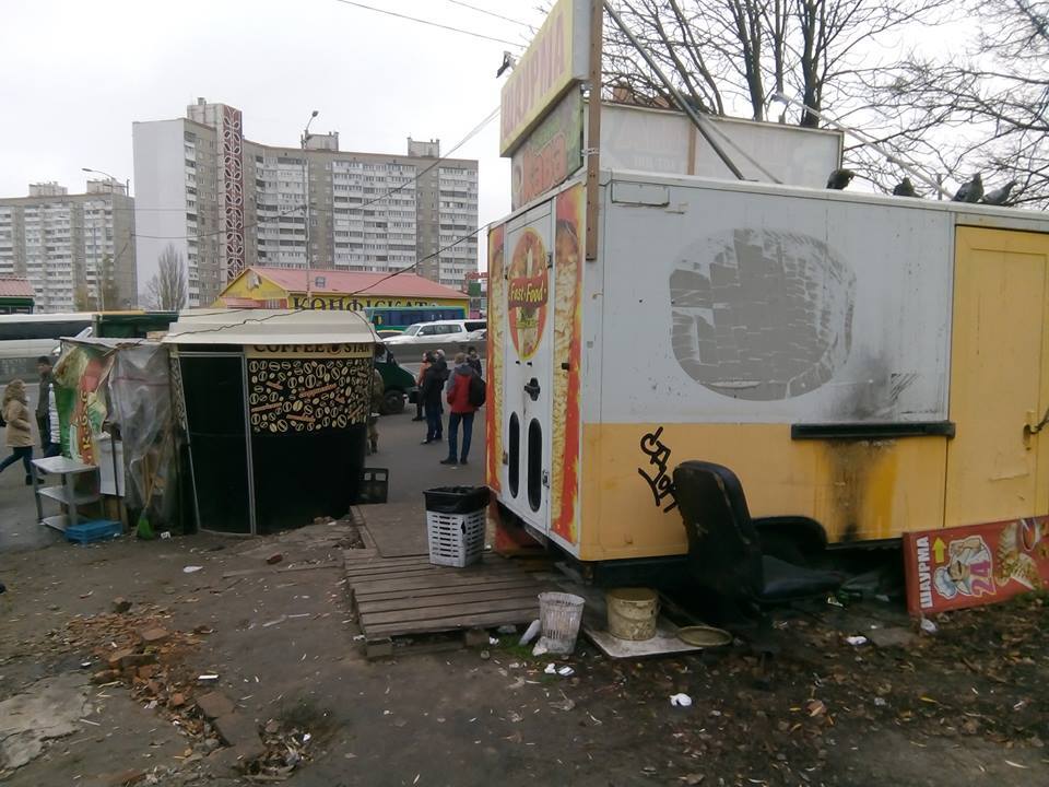 Бігають щури, смердить сечею: кияни показали моторошне місце в столиці