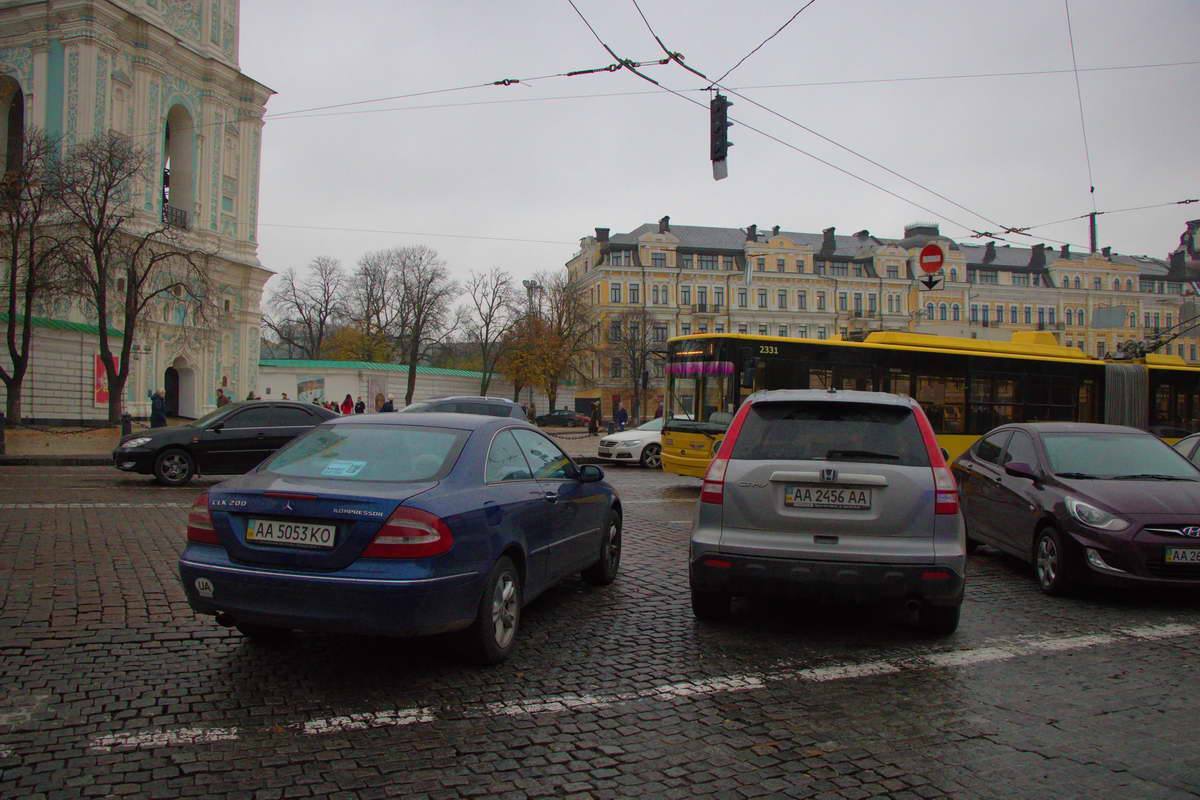 У центрі Києва дівчина влаштувала випробування для водіїв тролейбусів