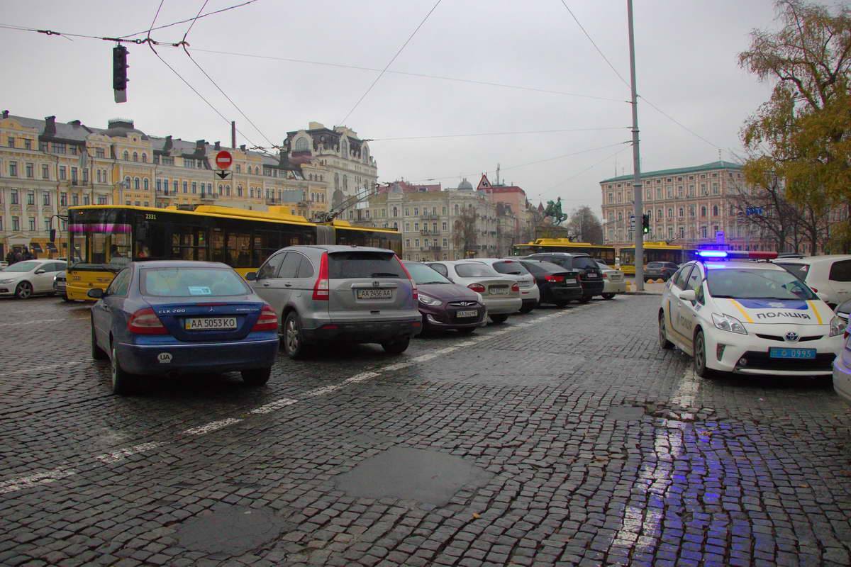 У центрі Києва дівчина влаштувала випробування для водіїв тролейбусів