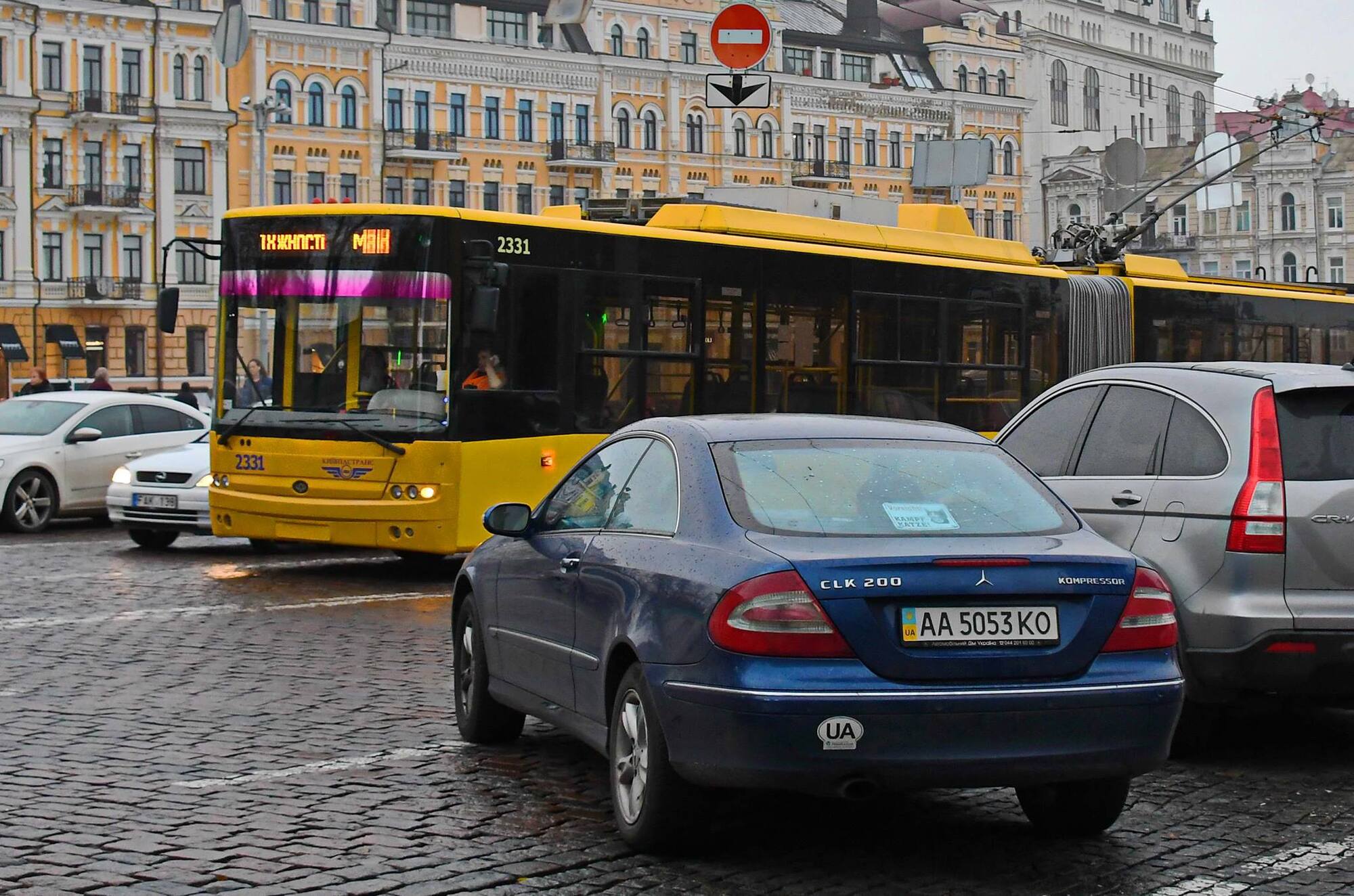 В центре Киева девушка устроила испытание для водителей троллейбусов: опубликованы фото