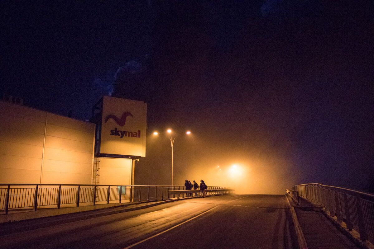 Дим розповсюдився на кілометри: в Києві спалахнула масштабна пожежа у відомому гіпермаркеті