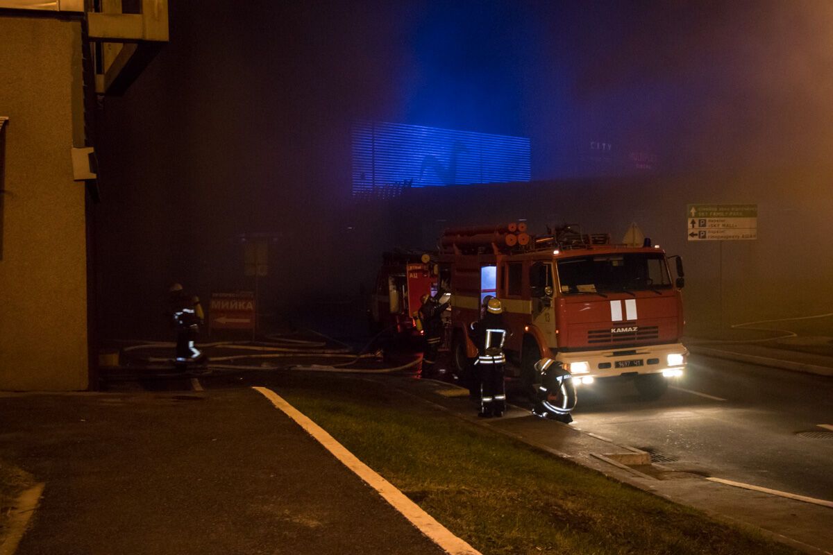 Дым распространился на километры: в Киеве вспыхнул масштабный пожар в известном гипермаркете