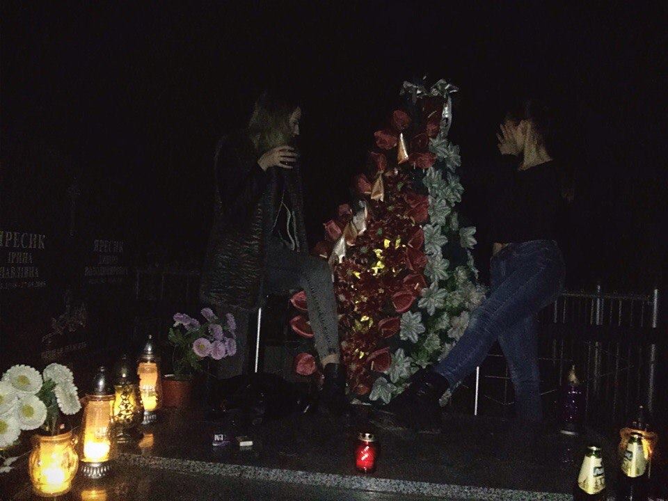 "Малолітні дурепи!" На кладовищі на Львівщині дівчата влаштували п'яні танці: мережа в сказі