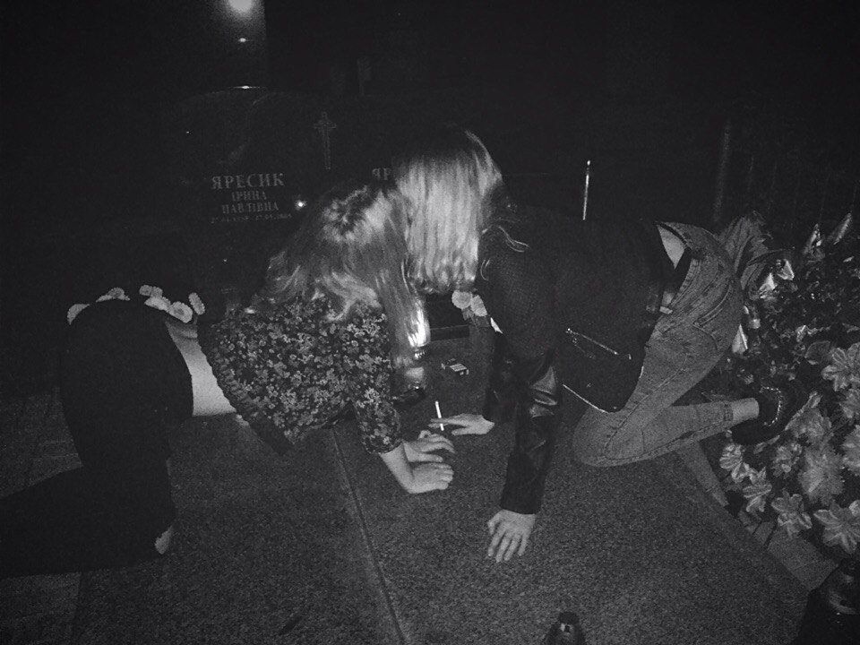 "Малолетние дуры!" На кладбище на Львовщине девушки устроили пьяные танцы: сеть в бешенстве