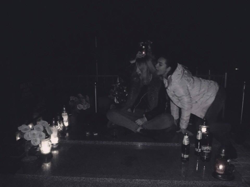 "Малолетние дуры!" На кладбище на Львовщине девушки устроили пьяные танцы: сеть в бешенстве
