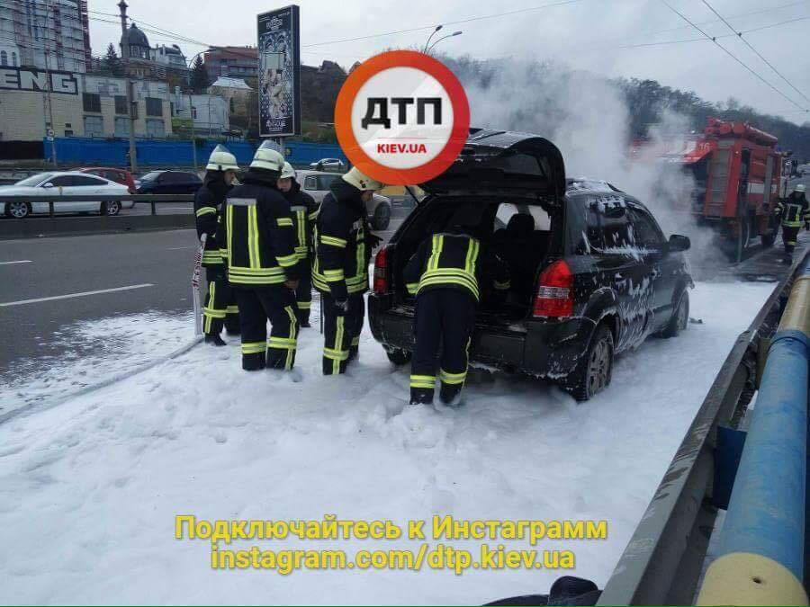 У Києві на ходу загорівся автомобіль: з'явилися фото і відео