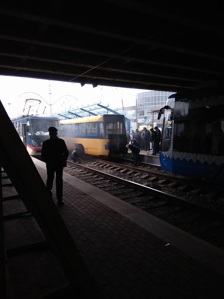 У Києві загорівся швидкісний трамвай із пасажирами: опубліковані фото