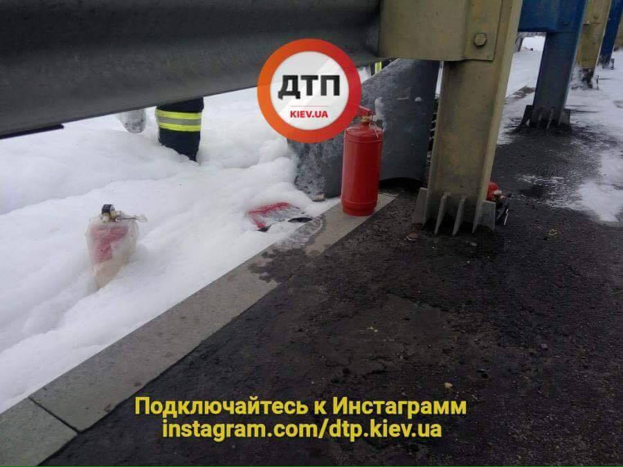 В Киеве на ходу загорелся автомобиль: появились фото и видео