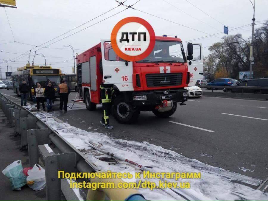 У Києві на ходу загорівся автомобіль: з'явилися фото і відео