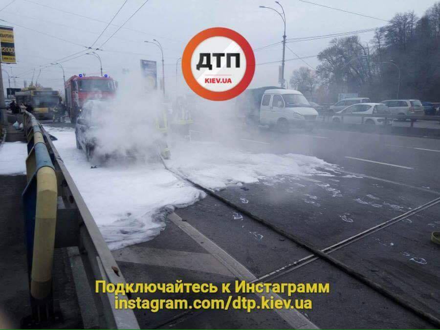 У Києві на ходу загорівся автомобіль: з'явилися фото і відео