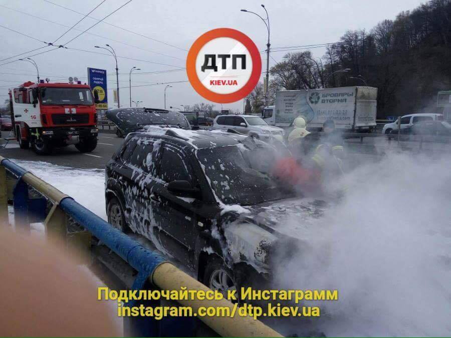 В Киеве на ходу загорелся автомобиль: появились фото и видео