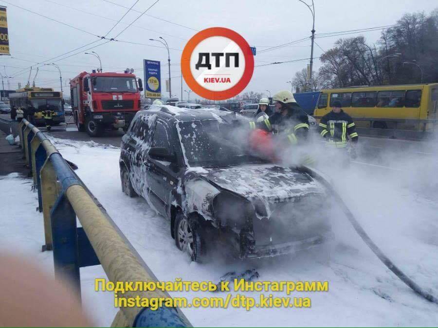У Києві на ходу загорівся автомобіль: з'явилися фото і відео