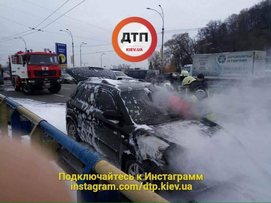 В Киеве на ходу загорелся автомобиль: появились фото и видео