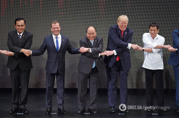 Неловкое рукопожатие: Трамп и Ко спровоцировали угарные фотожабы в сети