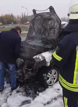 У Києві на ходу загорівся автомобіль: з'явилися фото і відео