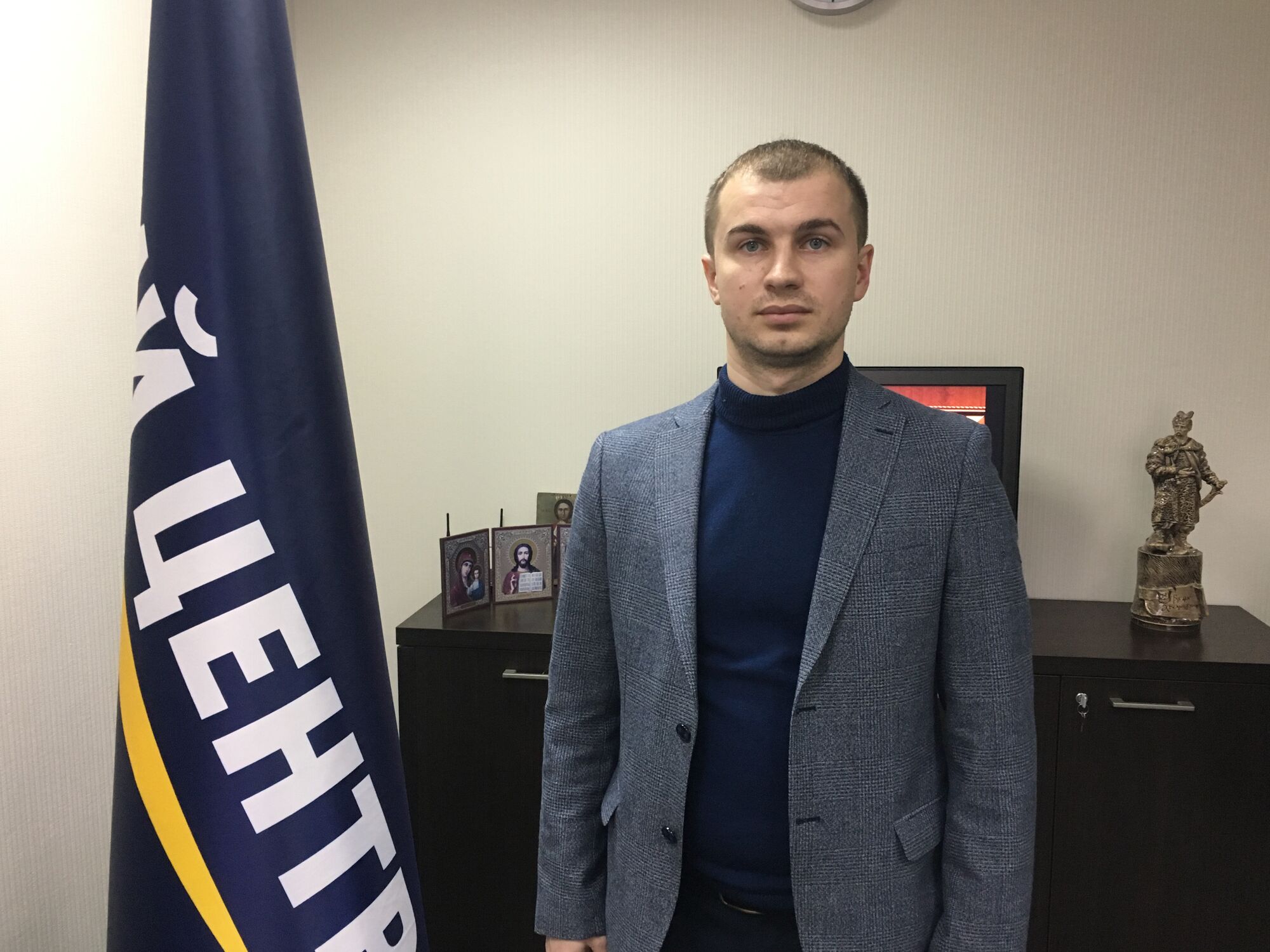 Руководителю партии "Единый Центр" на Луганщине принесли траурный венок