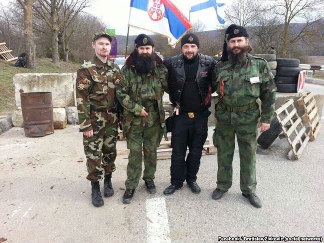 Братислав Живкович (другий зліва) з іншими сербськими терористами на блокопсту в включеному Криму в 2014 році