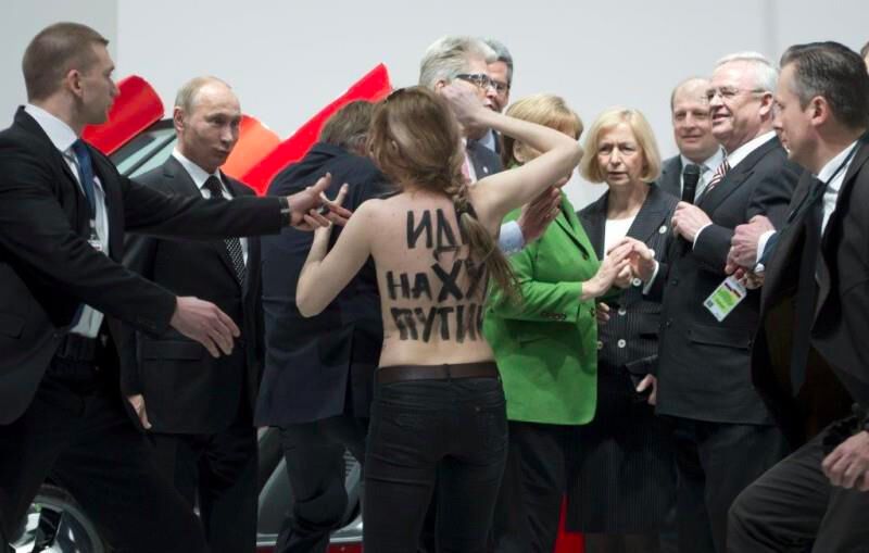 Femen разделись в присутствии Владимира Путина и Ангелы Меркель, апрель 2013 года.