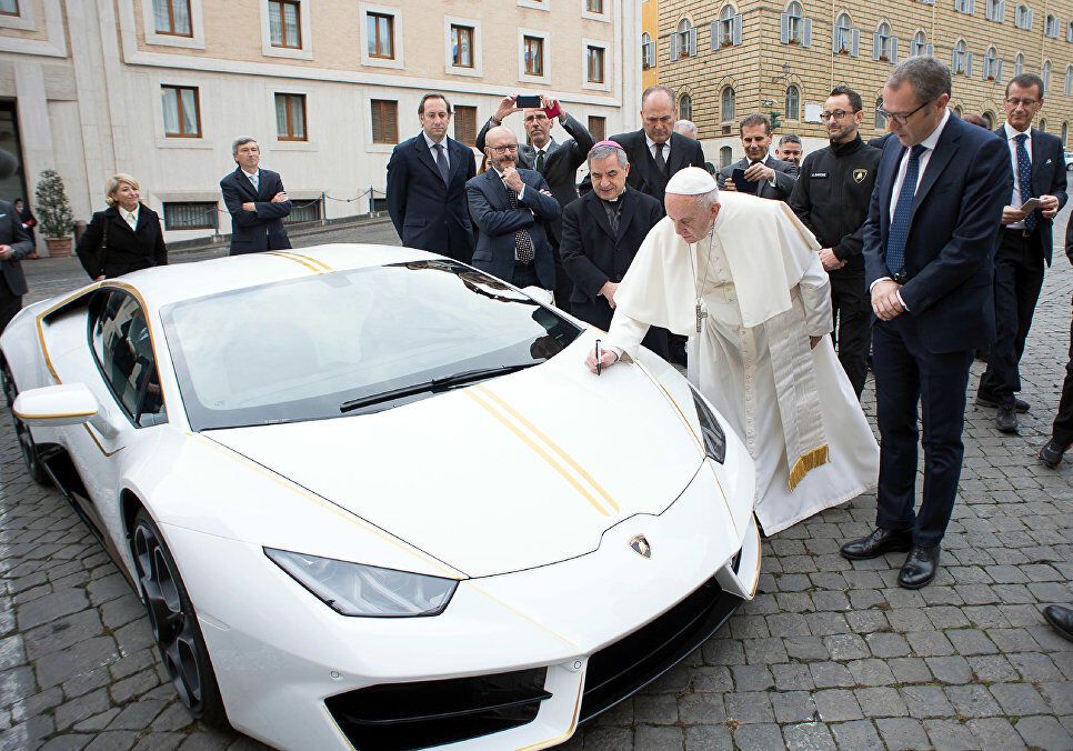 Відомий бренд підніс Папі Римському унікальний подарунок за $200 тис.