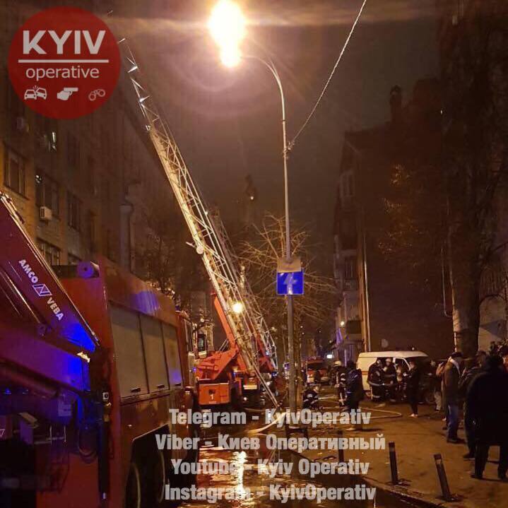 В центре Киева масштабный пожар охватил жилой дом: опубликованы фото и видео